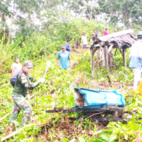 Sambut Ramadhan 1447 H, Babinsa Wonosari Bersama Warga Gotong Royong Membersihkan Pemakaman Umum
