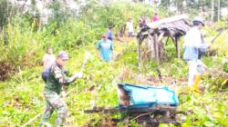 Sambut Ramadhan 1447 H, Babinsa Wonosari Bersama Warga Gotong Royong Membersihkan Pemakaman Umum