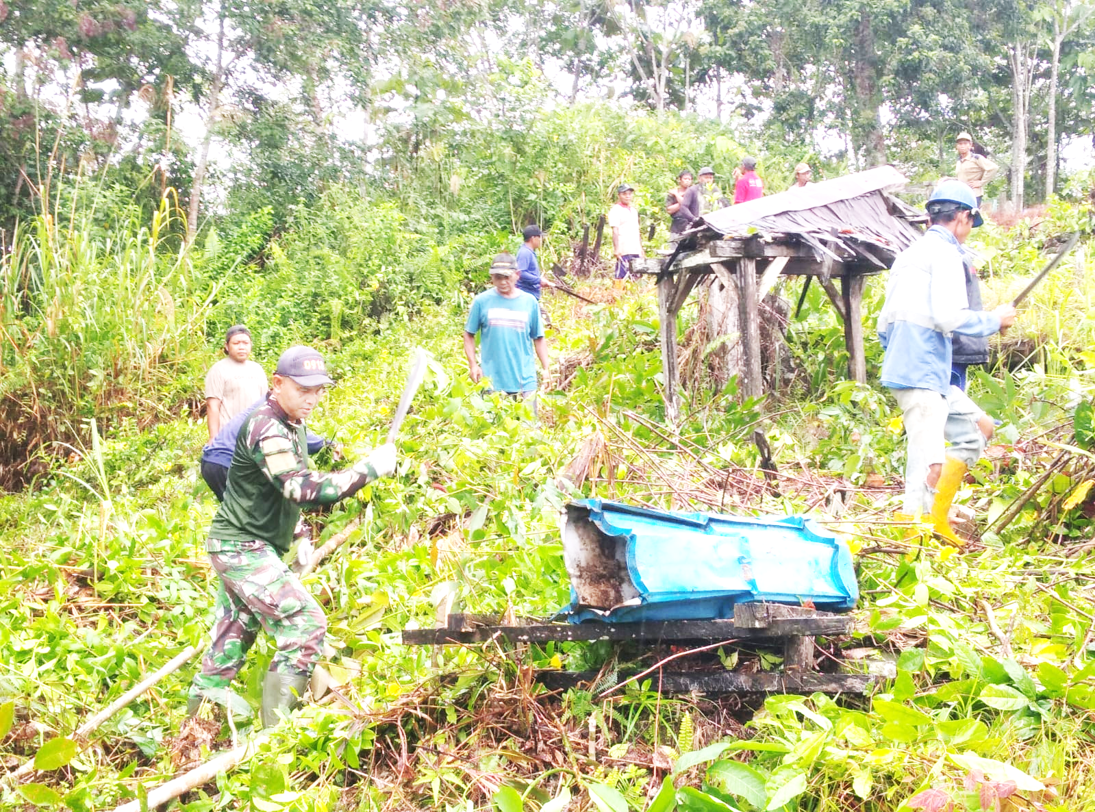 Sambut Ramadhan 1447 H, Babinsa Wonosari Bersama Warga Gotong Royong Membersihkan Pemakaman Umum