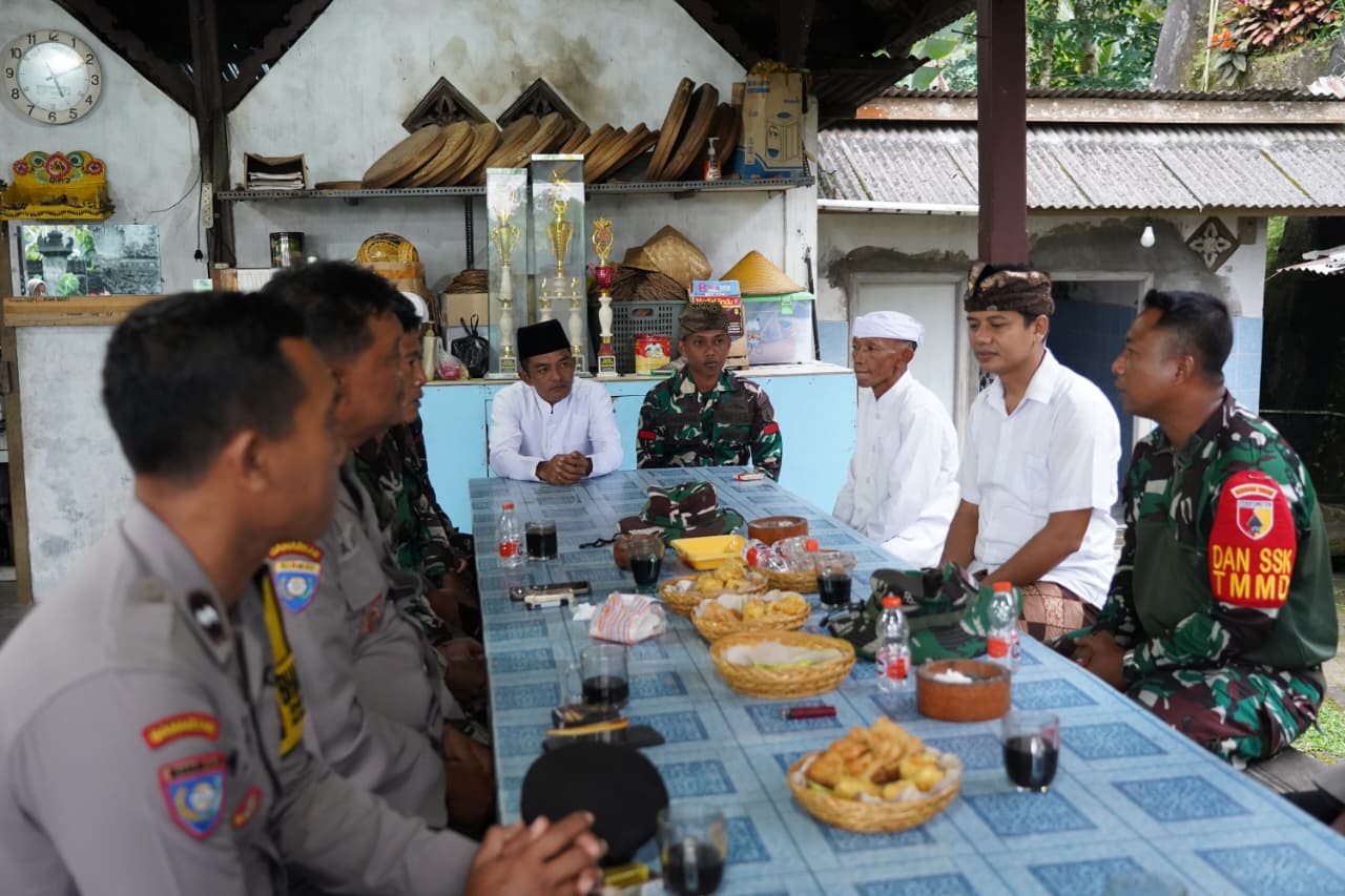 Satgas TMMD Ke 127 Kodim 0808/Blitar Laksanakan Komsos Dengan Tokoh Agama Hindu Di Desa Krisik Satgas TMMD Ke 127 Kodim 0808/Blitar Laksanakan Komsos Dengan Tokoh Agama Hindu Di Desa Krisik
