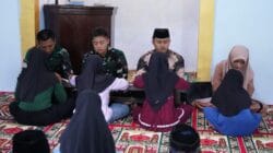 Satgas TMMD Ke 127 Kodim 0808/Blitar Ajarkan Anak-Anak Mengaji Di Dusun Barurejo Anak