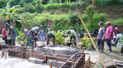TMMD Ke 127 Kodim 0808/Blitar Dan Warga Gotong Royong Cor Pondasi Rumah Mbah Mujinah