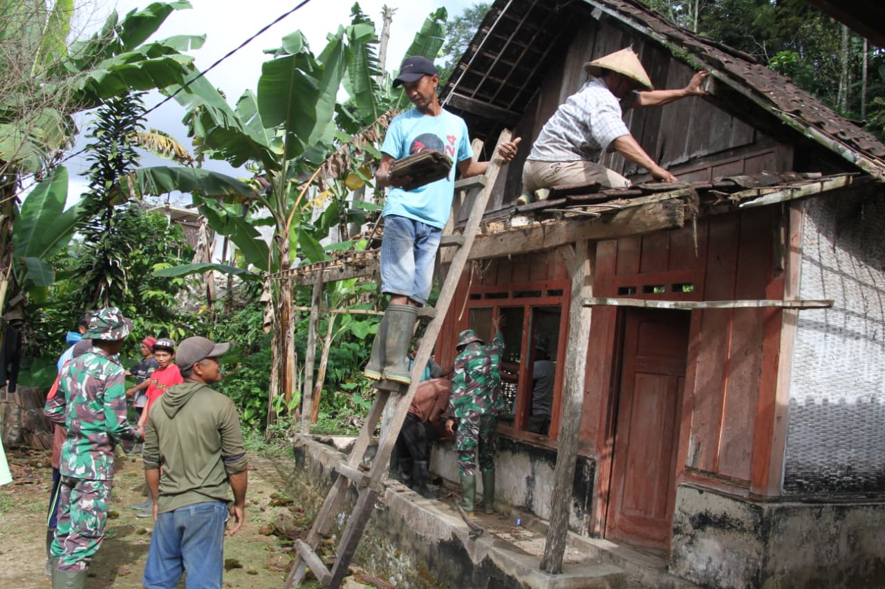 Mbah Sutrisno Senang Rumahnya Di Bongkar Satgas TMMD Kodim 0808/Blitar