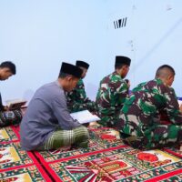 Meski Puasa Dan Bekerja Seharian, Satgas TMMD Ke 127 Kodim 0808/Blitar Tetap Laksanakan Tadarus Di Desa Krisik