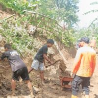 Talut Jalan Di Desa Semen Longsor Akibat Hujan Deras, Babinsa Dan Warga Gerak Cepat Kerja Bakti