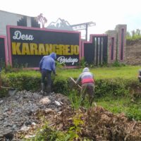 Pererat Silaturahmi, Babinsa Karangrejo Dan Warga Dusun Sumberjo Kompak Kerja Bakti Bersihkan Lingkungan