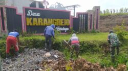 Pererat Silaturahmi, Babinsa Karangrejo Dan Warga Dusun Sumberjo Kompak Kerja Bakti Bersihkan Lingkungan