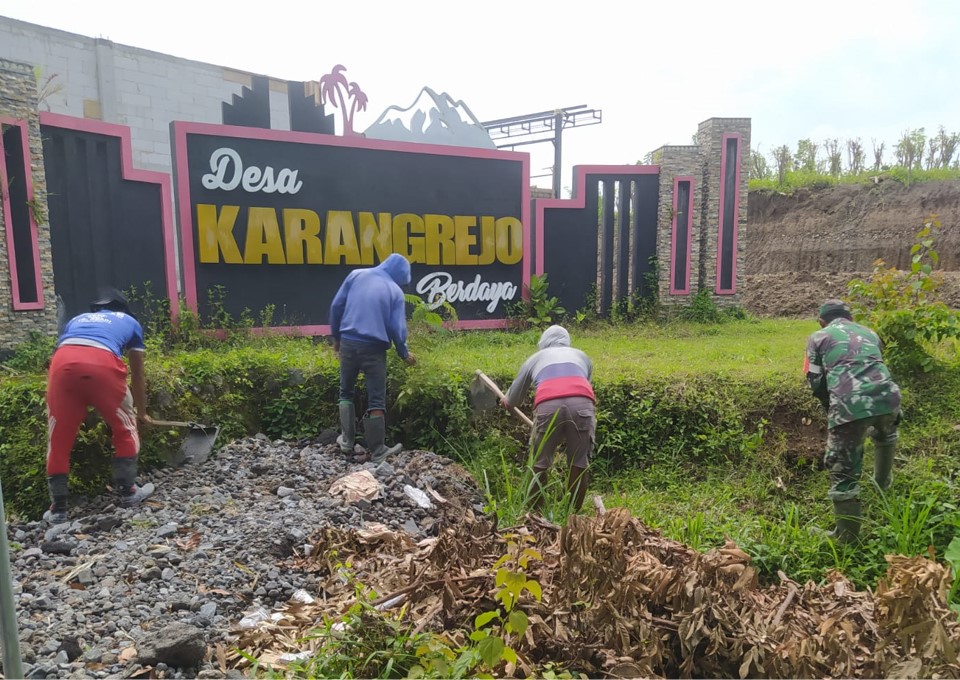 Pererat Silaturahmi, Babinsa Karangrejo Dan Warga Dusun Sumberjo Kompak Kerja Bakti Bersihkan Lingkungan