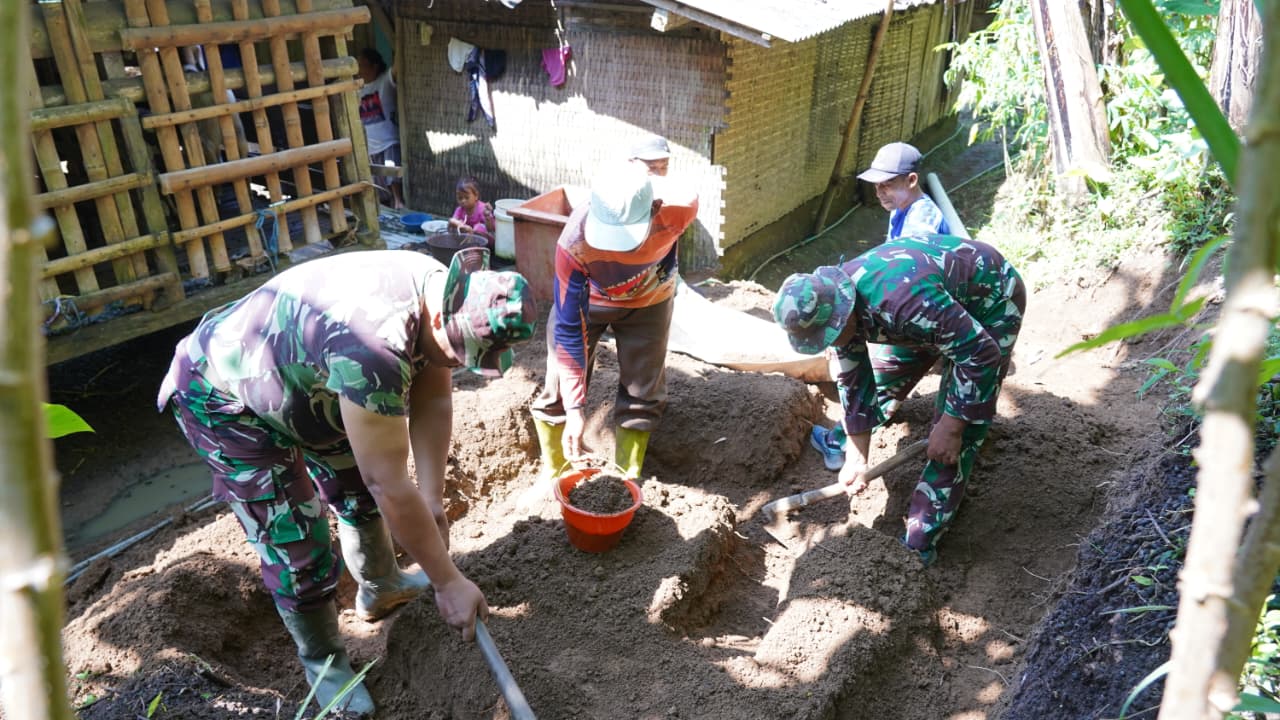 Peduli Kesehatan Warga, Satgas TMMD Ke 127 Kodim 0808/Blitar Kerjakan Pondasi MCK Mbah Sinem