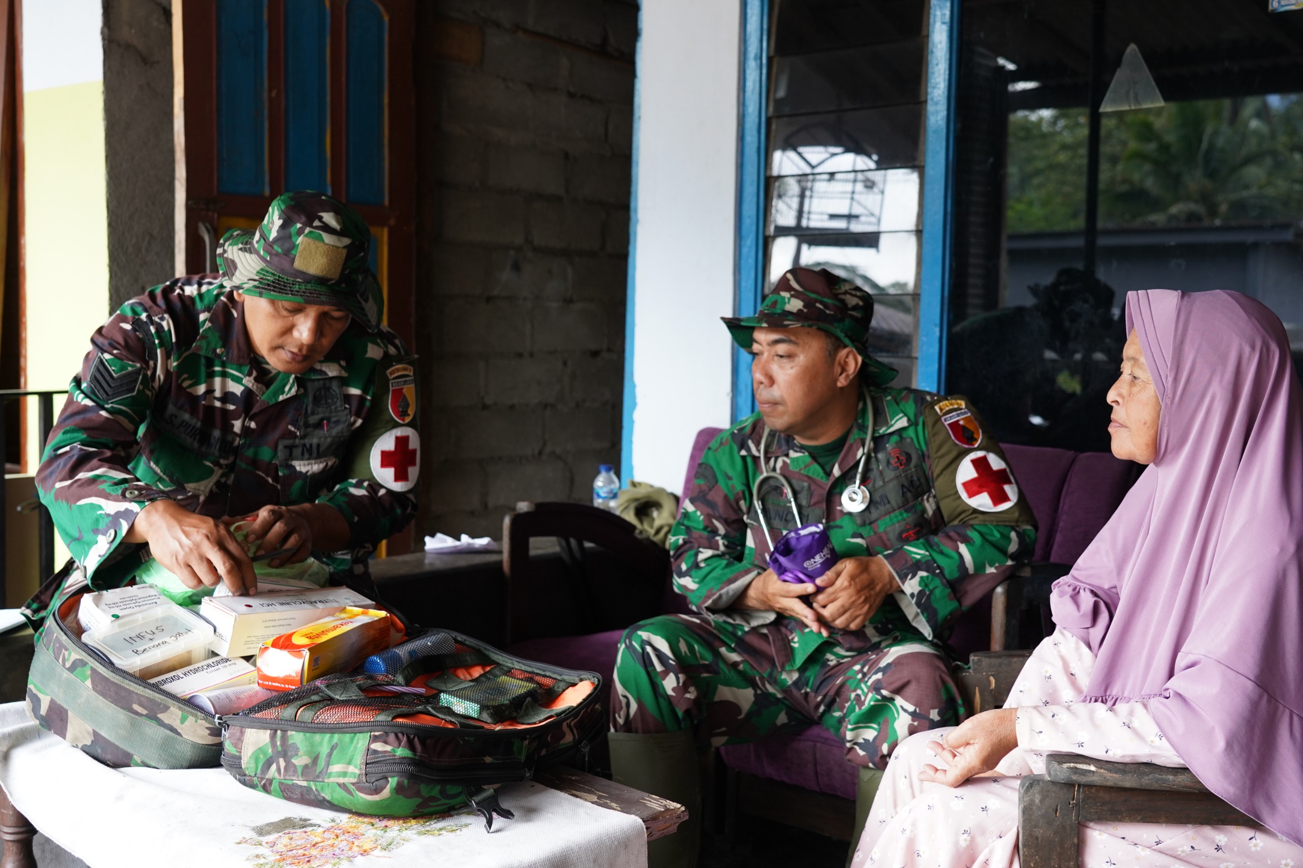 Door to Door. Satgas TMMD Ke 127 Kodim 0808/Blitar Beri Layanan Kesehatan Bagi Masyarakat Desa Krisik