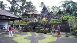 Wujud Toleransi, Satgas TMMD Ke 127 Kodim 0808/Blitar Bersihkan Pura Agung Arga Sonya