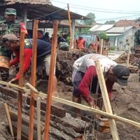 Peran Aktif Babinsa Wonodadi, Gotong Royong Bangun Pondasi Rumah Warga