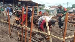 Peran Aktif Babinsa Wonodadi, Gotong Royong Bangun Pondasi Rumah Warga