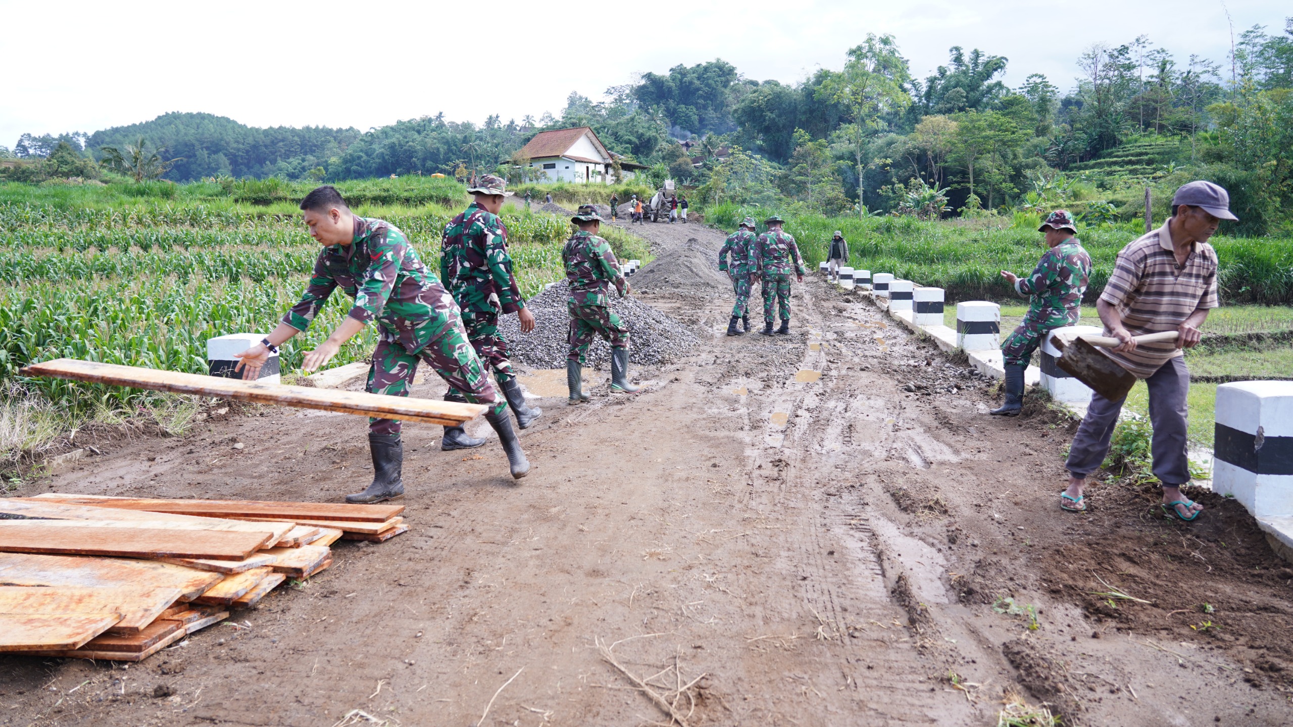 Melalui TMMD Ke 127 Kodim 0808/Blitar, Jalan Desa Di Gandusari Dibangun Permanen Untuk Dukung Aktivitas Warga