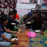 Serda Salahudin Perkuat Kemanunggalan TNI – Rakyat Lewat Gema Sahur Bersama Warga Desa Krisik