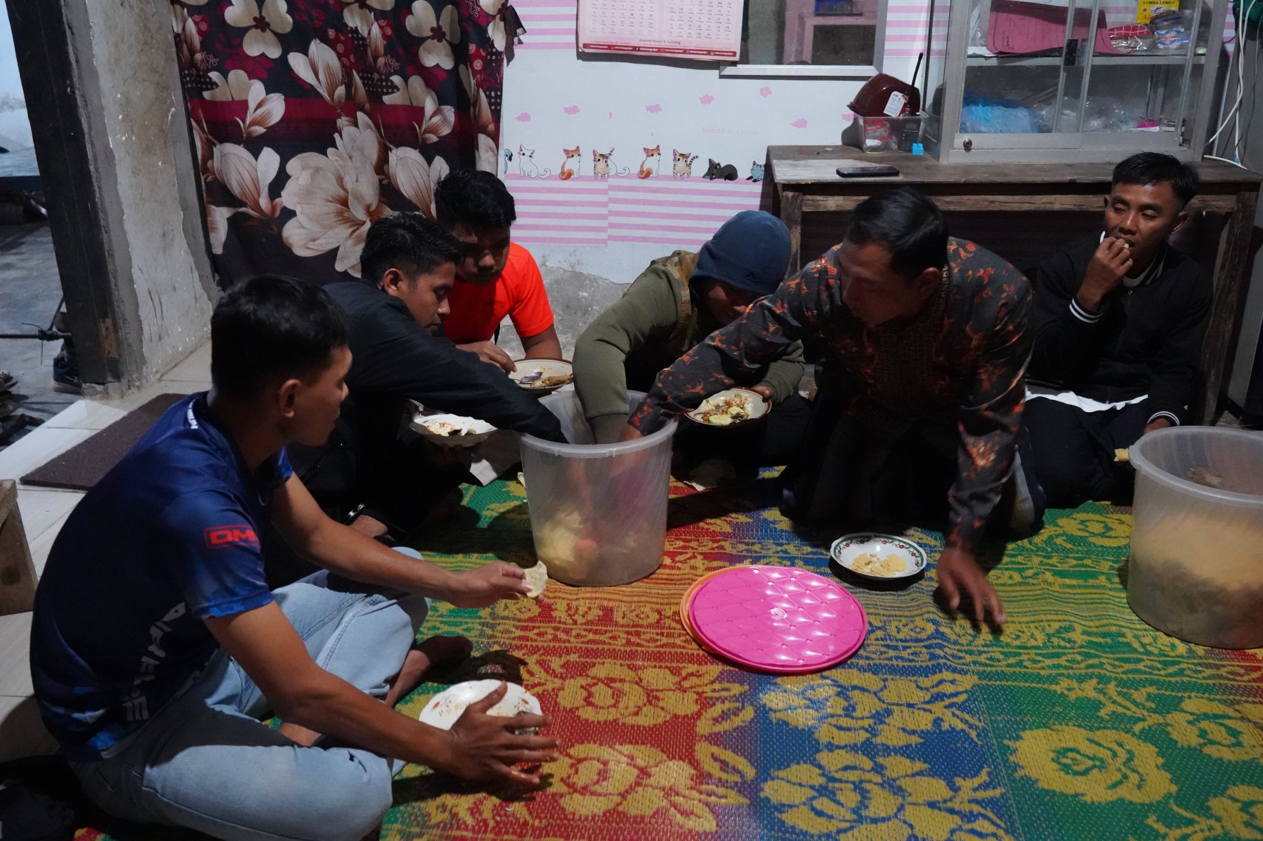 Serda Salahudin Perkuat Kemanunggalan TNI - Rakyat Lewat Gema Sahur Bersama Warga Desa Krisik