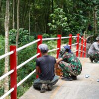 Finishing Jembatan TMMD Ke 127 Kodim 0808/Blitar, Satgas Dan Warga Percepat Akses Mobilitas