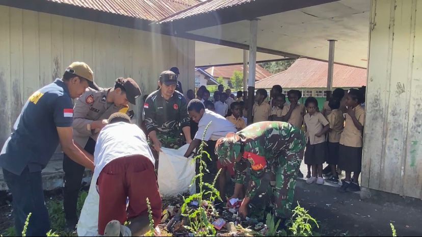 Kodim 1714/PJ Laksanakan Kegiatan "Sekolahku Bersih, Sekolahku Indah, Sekolahku Sehat" Secara Serentak di Se-Kabupaten Puncak Jaya