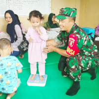 Wujud Kepedulian TNI terhadap Kesehatan Ibu dan Balita,Babinsa Koramil 01/Penajam Bantu Giat Posyandu