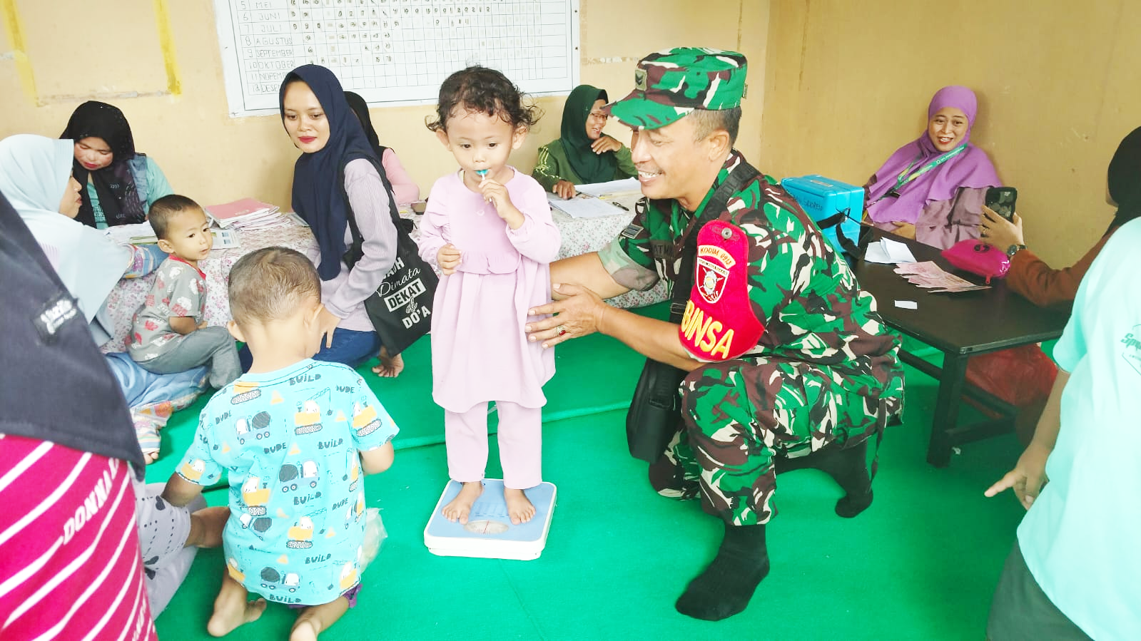 Wujud Kepedulian TNI terhadap Kesehatan Ibu dan Balita,Babinsa Koramil 01/Penajam Bantu Giat Posyandu