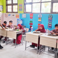 Kepedulian Kepada Generasi Penerus, Babinsa Tanjung Tengah Laksanakan Pendampingan Pendistribusian MBG Di Sekolah