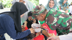 Babinsa Tanjung T Bantu Pegawai Pusban Teteskan Vitamin ke Balita