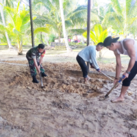 Melalui Komsos, Babinsa Tanjung Tengah Bantu Warga Ratakan Tanah