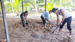 Melalui Komsos, Babinsa Tanjung Tengah Bantu Warga Ratakan Tanah