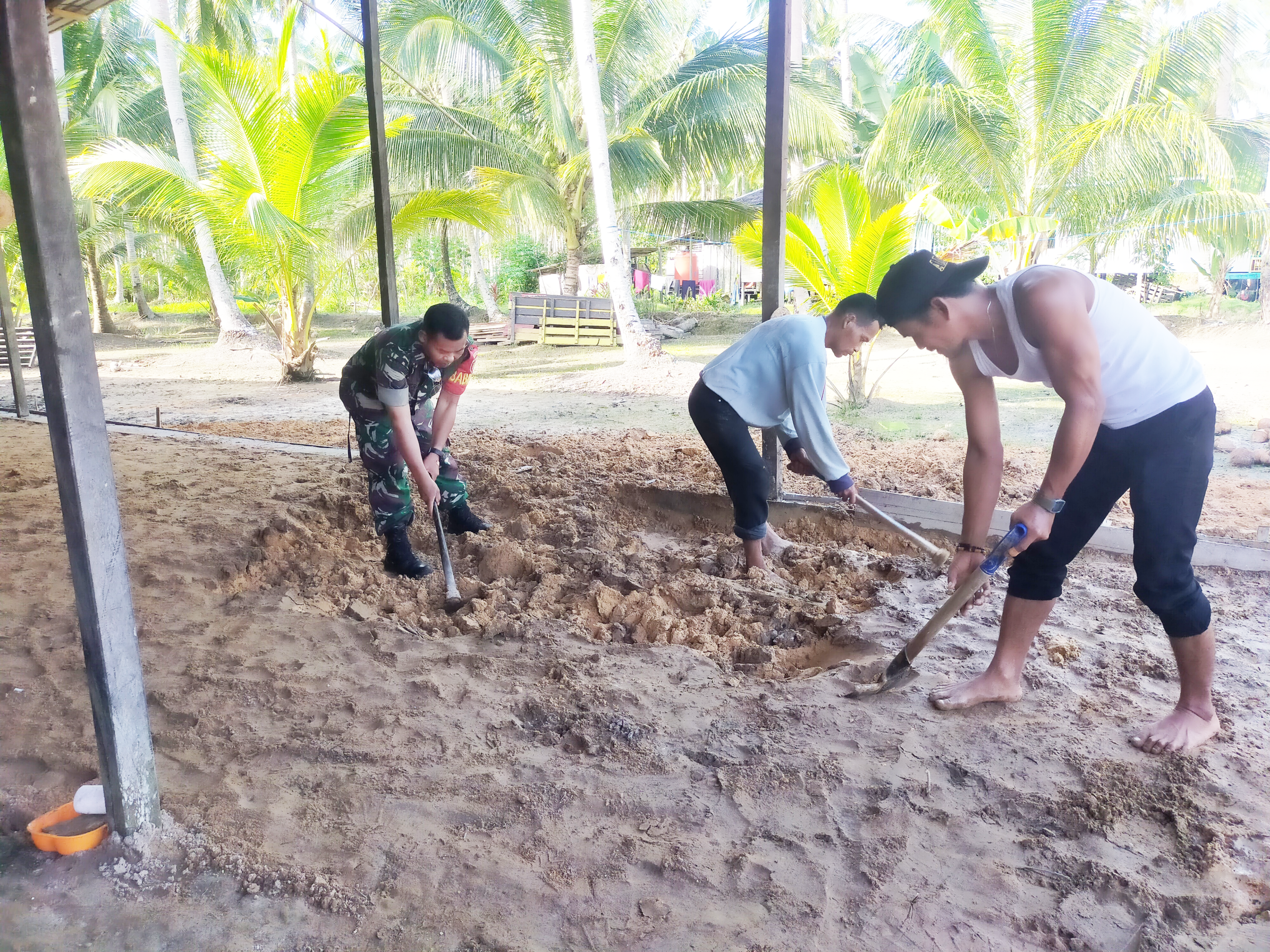 Melalui Komsos, Babinsa Tanjung Tengah Bantu Warga Ratakan Tanah Melalui Komsos, Babinsa Tanjung Tengah Bantu Warga Ratakan Tanah
