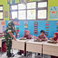 Kepedulian Kepada Generasi Penerus, Babinsa Tanjung Tengah Laksanakan Pendampingan Pendistribusian MBG Di Sekolah