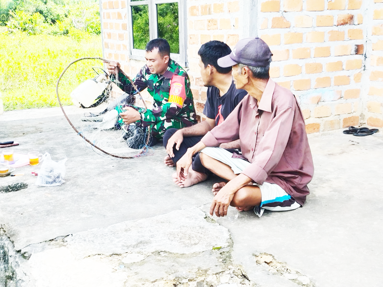 Jalin Silahturrahmi, Babinsa Koramil Penajam Laksanakan Komsos Dengan Warga Giripurwa Jalin Silahturrahmi, Babinsa Koramil Penajam Laksanakan Komsos Dengan Warga Giripurwa