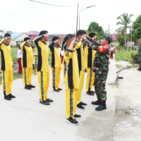 Tanamkan Disiplin dan Kekompakan Di Sekolah, Babinsa Jajaran Kodim 0913/PPU Latih PBB Siswa
