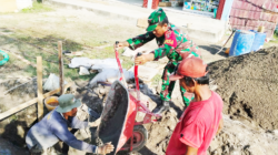 Bentuk Kepedulian, Babinsa Sidorejo Bantu Warga Bangun Jembatan