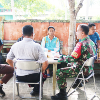 Keakraban Babinsa Tanjung T Saat Komsos Dengan Warga Binaannya Keakraban Babinsa Tanjung T Saat Komsos Dengan Warga Binaannya