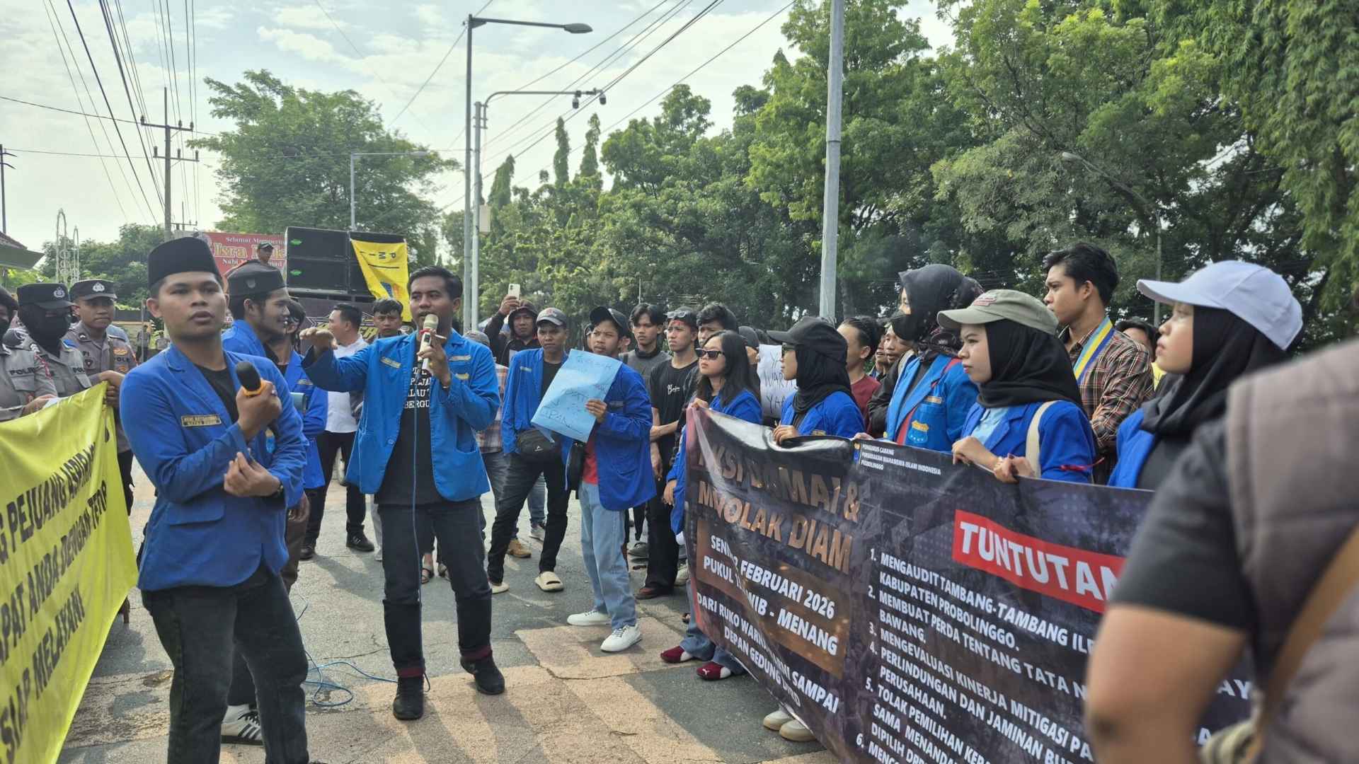 Prank Ultah Ketua DPRD Tuai Kecaman, PC PMII Probolinggo Turun Jalan Prank Ultah Ketua DPRD Tuai Kecaman, PC PMII Probolinggo Turun Jalan