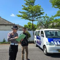 Saat Seragam Tak Lagi Mengintimidasi