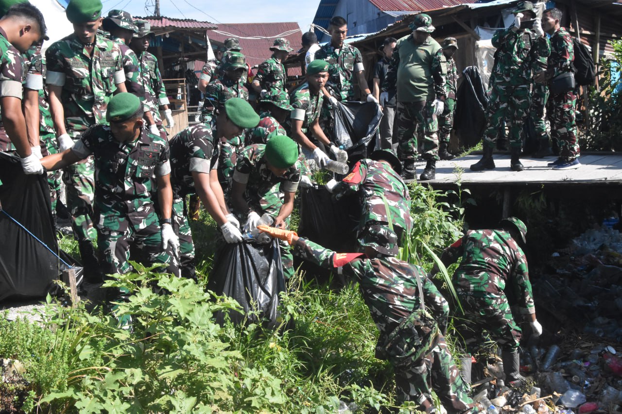 Kodim 1710/Mimika Gelar Aksi Bersih Pasar Sentral Timika Kodim 1710/Mimika Gelar Aksi Bersih Pasar Sentral Timika