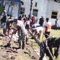 Perkokoh Kemanunggalan, Babinsa Koramil Kokonao Bersama Warga Binaan Gotong Royong Cor Jalan Gereja