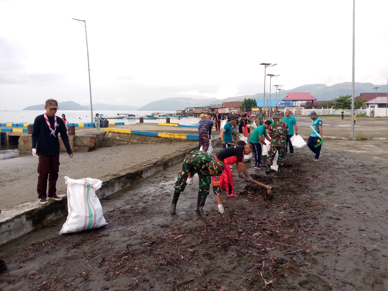 Jumat Bersih, Prajurit Kodim 1505/Tidore Bersatu Jaga Kebersihan Lingkungan
