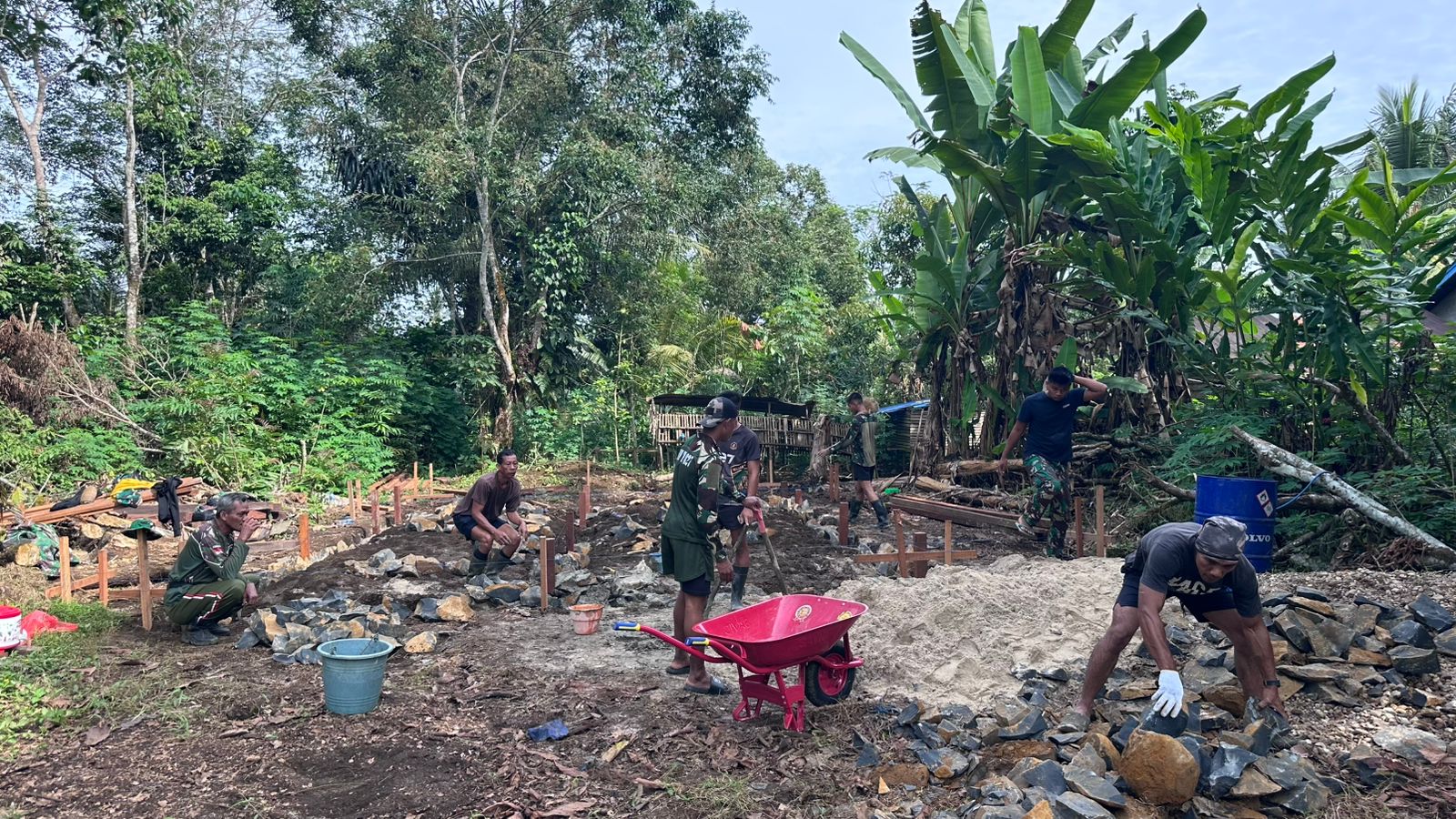 Tahap Awal Pembangunan RTLH, Satgas TMMD Wiltas Ke-127 Mulai Pembuatan Pondasi