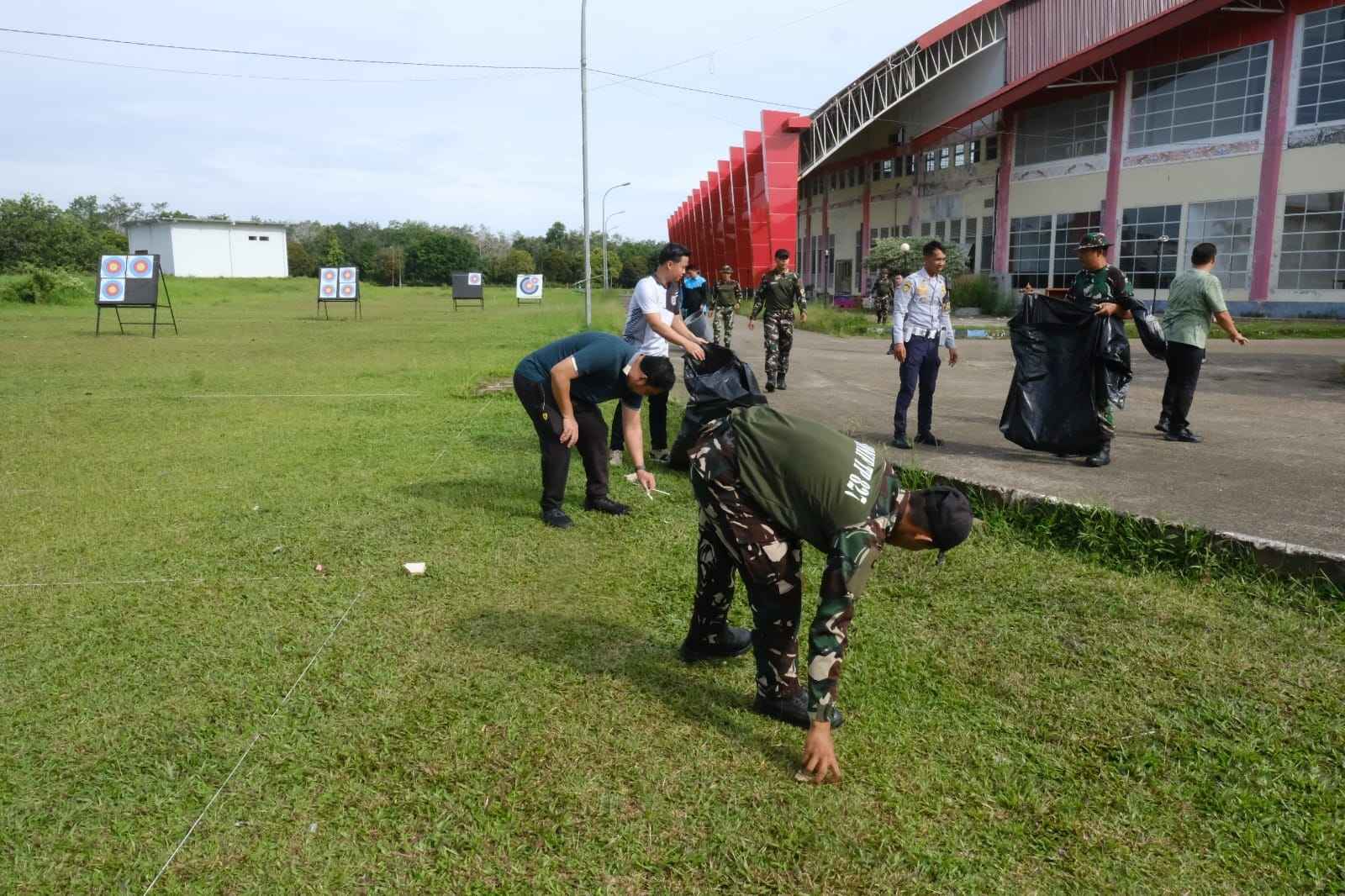 Pemkab Kubar Bersama TNI-Polri Gelar Gerakan Indonesia ASRI dan Sedekah Sampah Pemkab Kubar Bersama TNI-Polri Gelar Gerakan Indonesia ASRI dan Sedekah Sampah