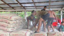 Anggota Satgas TMMD Wiltas ke-127 Kodim 0912/Kubar Turunkan Material Semen untuk Semenisasi Jalan di Linggang Amer