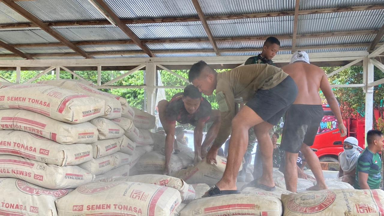 Anggota Satgas TMMD Wiltas ke-127 Kodim 0912/Kubar Turunkan Material Semen untuk Semenisasi Jalan di Linggang Amer