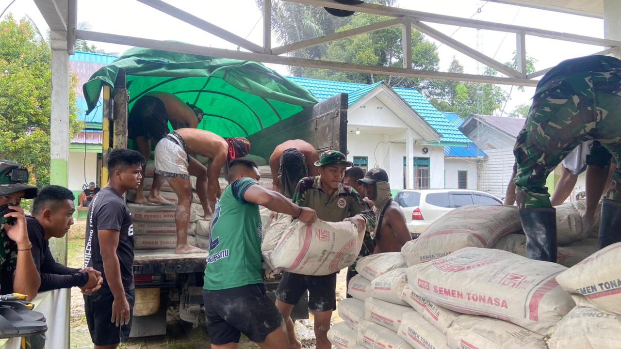 Anggota Satgas TMMD Wiltas ke-127 Kodim 0912/Kubar Turunkan Material Semen untuk Semenisasi Jalan di Linggang Amer
