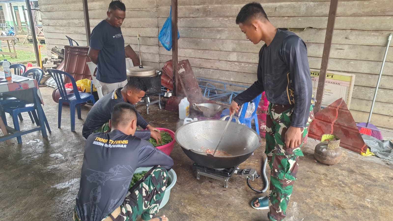 Dapur Umum TMMD Ke-127 Jadi Penopang Semangat Personel di Kampung Linggang Amer