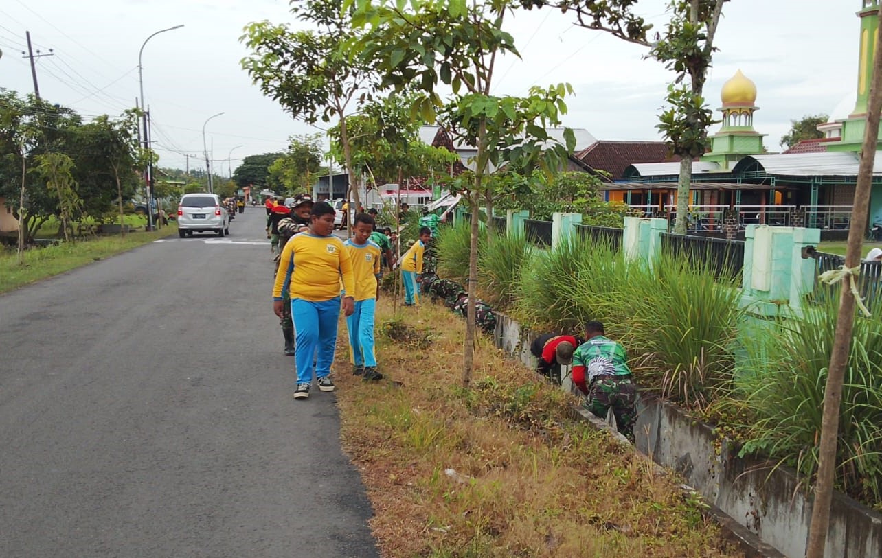 Dukung Gerakan Indonesia Asri, Babinsa Kodim Bojonegoro dan Masyarakat Karya Bakti Serentak Membersihkan Lingkungan