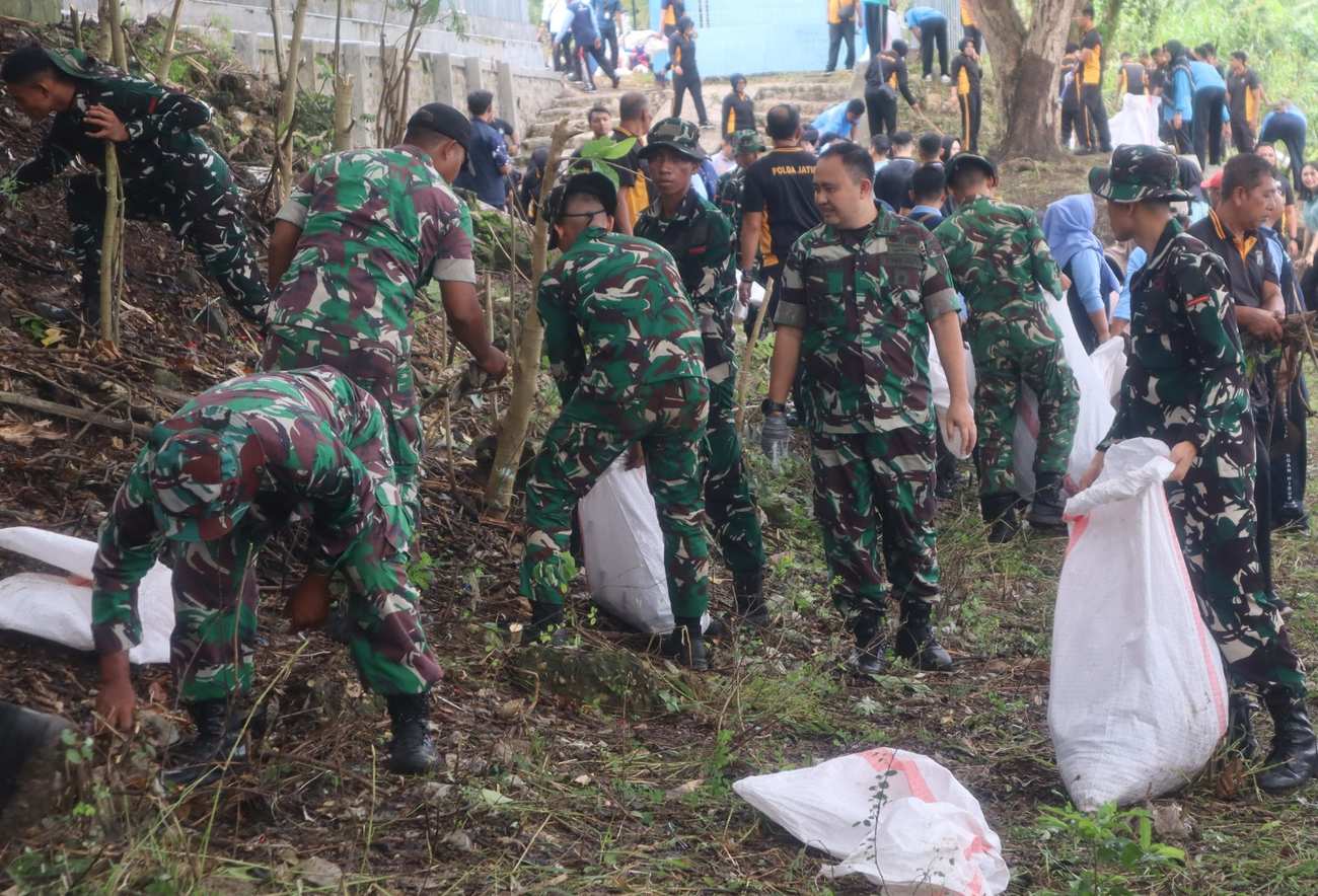 Dandim Bojonegoro Bersama Forkopimda Bersih-Bersih Bantaran Sungai Bengawan Solo