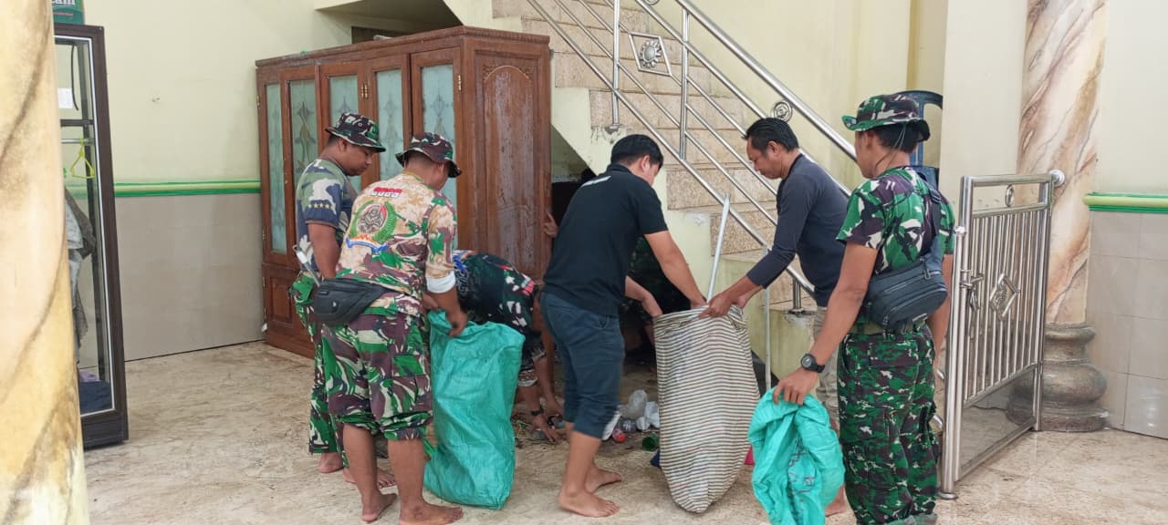 Sambut Ramadhan, Satgas TMMD dan Warga Bersihkan Masjid Agung Baiturrahim Sendawar