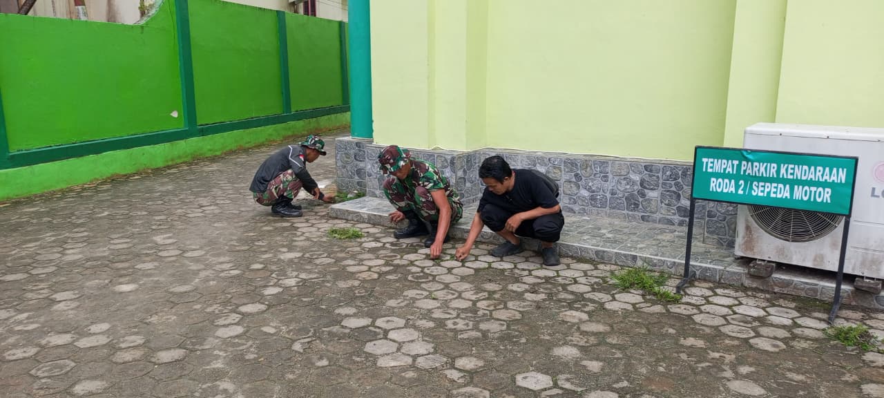 Sambut Ramadhan, Satgas TMMD dan Warga Bersihkan Masjid Agung Baiturrahim Sendawar