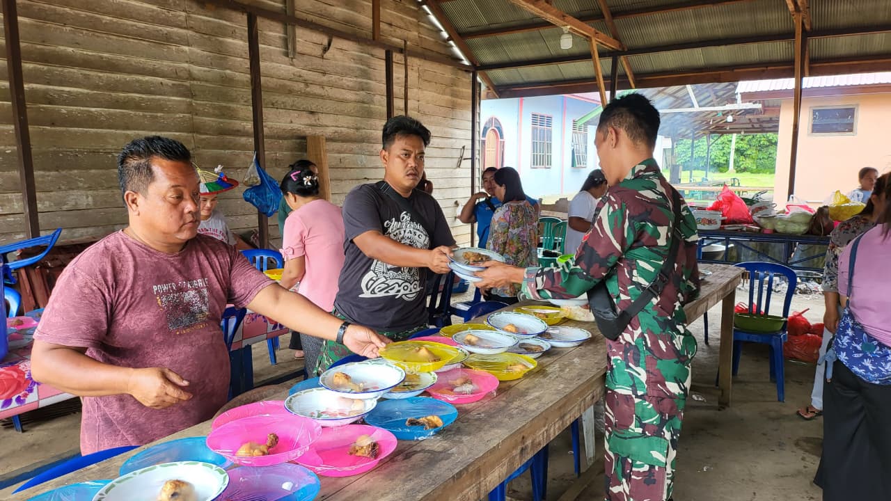 Dukung Program TMMD, Warga Linggang Amer Siapkan Makan untuk Anggota Satgas TMMD Ke-127